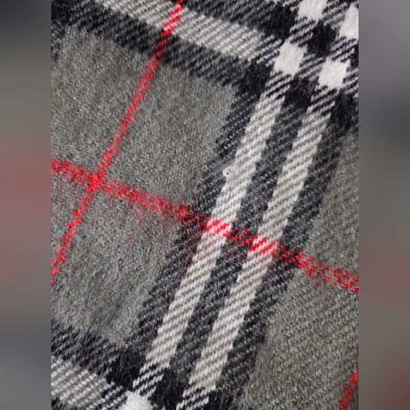 ❌SOLD❌ 🩶Burberry Novacheck Scarf🩶 - Picture 3 of 10
